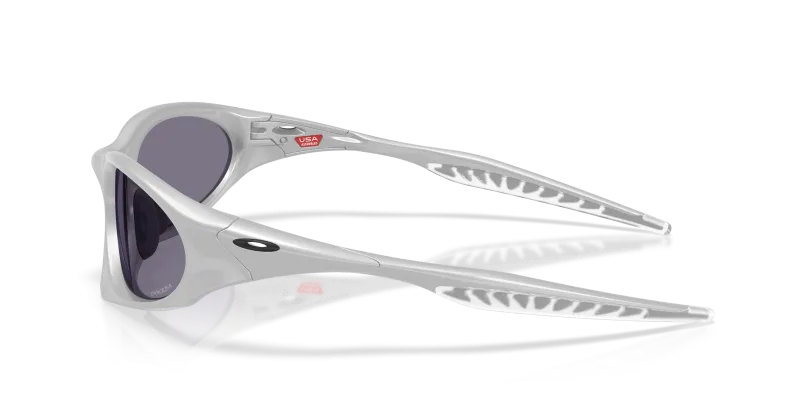แว่นกันแดด Oakley OO9539-03 มุมข้าง ขาแว่นสีเงิน X