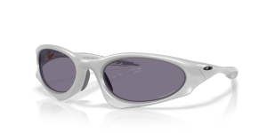 แว่นกันแดด Oakley OO9539-03 มุมเฉียง สีเงิน X สำหรับทุกเพศ