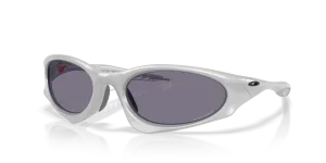 แว่นกันแดด Oakley OO9539-03 มุมเฉียง สีเงิน X สำหรับทุกเพศ