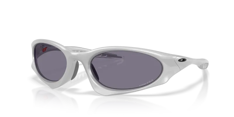 แว่นกันแดด Oakley Suture Coat OO9539-03 เงิน X Prizm Grey แว่นกันแดด Oakley OO9539-03 มุมเฉียง สีเงิน X สำหรับทุกเพศ