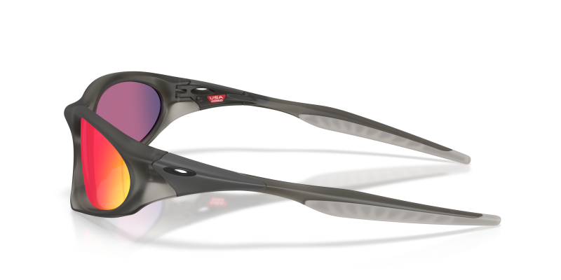 แว่นกันแดด Oakley OO9539-05 มุมข้าง ขาแว่นสีเทาควันด้าน