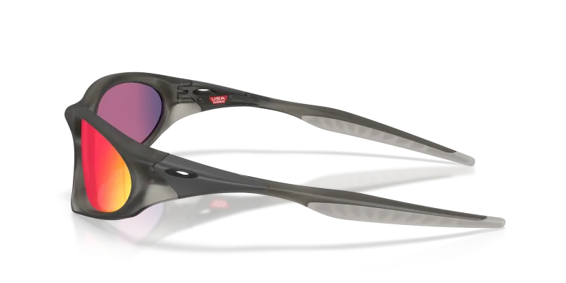 แว่นกันแดด Oakley OO9539-05 มุมข้าง ขาแว่นสีเทาควันด้าน