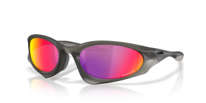แว่นกันแดด Oakley OO9539-05 มุมเฉียง สีเทาควันด้าน สำหรับทุกเพศ