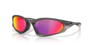 แว่นกันแดด Oakley OO9539-05 มุมเฉียง สีเทาควันด้าน สำหรับทุกเพศ