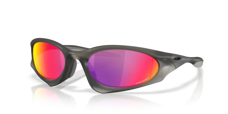 แว่นกันแดด Oakley Suture Coat OO9539-05 Matte Grey Smoke Prizm Road แว่นกันแดด Oakley OO9539-05 มุมเฉียง สีเทาควันด้าน สำหรับทุกเพศ