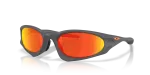 แว่นกันแดด Oakley Suture Coat OO9539-07 Matte Carbon Prizm Ruby Polarized แว่นกันแดด Oakley OO9539-07 มุมเฉียง สี Matte Carbon สำหรับทุกเพศ