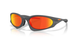 แว่นกันแดด Oakley OO9539-07 มุมเฉียง สี Matte Carbon สำหรับทุกเพศ