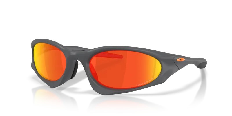 แว่นกันแดด Oakley Suture Coat OO9539-07 Matte Carbon Prizm Ruby Polarized แว่นกันแดด Oakley OO9539-07 มุมเฉียง สี Matte Carbon สำหรับทุกเพศ