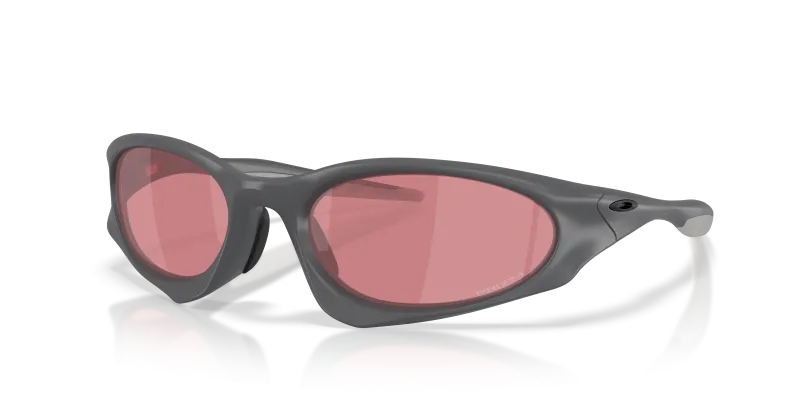 แว่นกันแดด Oakley Suture Coat OO9539-08 Matte Carbon Prizm Dark Golf แว่นกันแดด Oakley OO9539-08 มุมเฉียง สี Matte Carbon สำหรับทุกเพศ