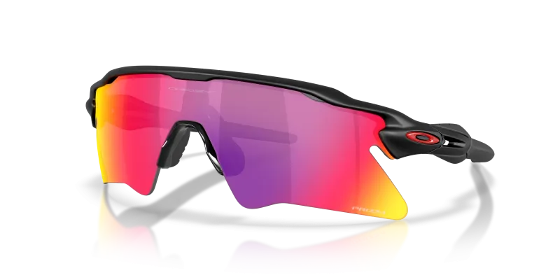 แว่นกันแดด Oakley OO9541-03 มุมเฉียง สีดำด้าน สำหรับทุกเพศ
