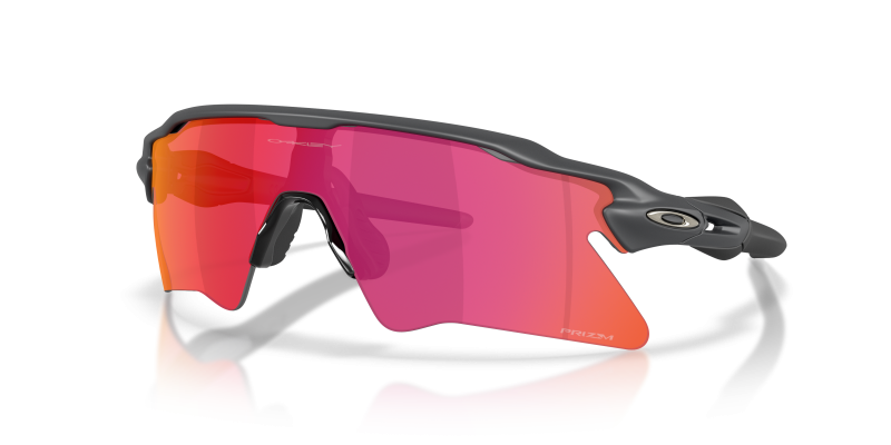 แว่นกันแดด Oakley OO9541-06 มุมเฉียง สี Matte Carbon สำหรับทุกเพศ