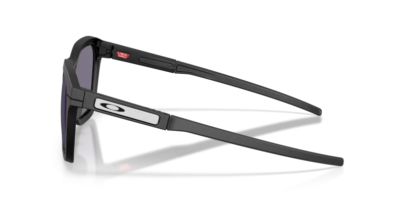 แว่นกันแดด Oakley OO9555-01 มุมข้าง ขาแว่นสีดำด้าน