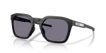 แว่นกันแดด Oakley OO9555-01 มุมเฉียง สีดำด้าน สำหรับทุกเพศ
