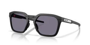 แว่นกันแดด Oakley OO9555-01 มุมเฉียง สีดำด้าน สำหรับทุกเพศ