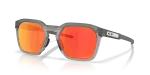 แว่นกันแดด Oakley HSTN SQ 2.0 OO9555-06 Matte Grey Smoke Prizm Ruby Polarized แว่นกันแดด Oakley OO9555-06 มุมเฉียง สีเทาควันด้าน สำหรับทุกเพศ