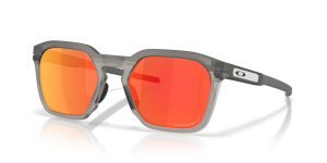แว่นกันแดด Oakley OO9555-06 มุมเฉียง สีเทาควันด้าน สำหรับทุกเพศ