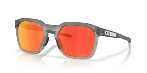 แว่นกันแดด Oakley OO9555-06 มุมเฉียง สีเทาควันด้าน สำหรับทุกเพศ