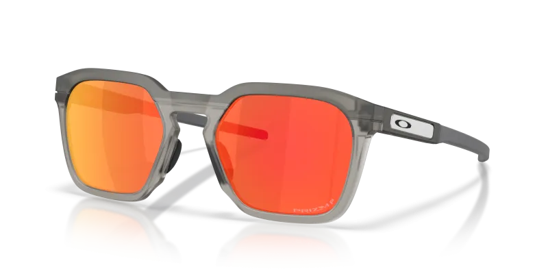แว่นกันแดด Oakley HSTN SQ 2.0 OO9555-06 Matte Grey Smoke Prizm Ruby Polarized แว่นกันแดด Oakley OO9555-06 มุมเฉียง สีเทาควันด้าน สำหรับทุกเพศ