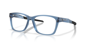 แว่นสายตา Oakley OX8209-03 มุมเฉียง สีทะเลลึกโปร่งแสงด้าน สำหรับผู้ชาย