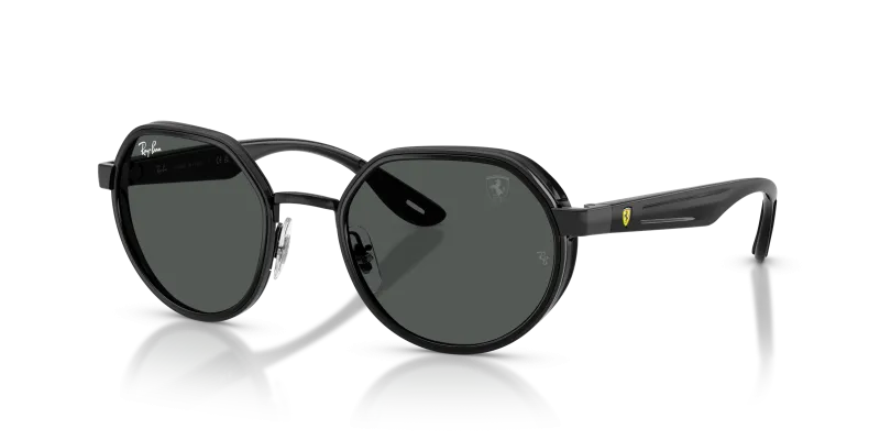 แว่นกันแดด Rayban Scuderia Ferrari RB3703M-F11787 Black Dark Grey แว่นกันแดด Rayban RB3703M-F11787 มุมเฉียง สีดำ สำหรับทุกเพศ