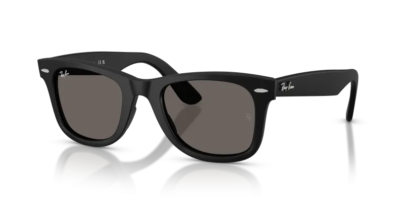 แว่นกันแดด Rayban Wayfarer Ease RB4340-601SB1 Matte Black Dark Grey แว่นกันแดด Rayban RB4340-601SB1 มุมเฉียง สีดำด้าน สำหรับทุกเพศ