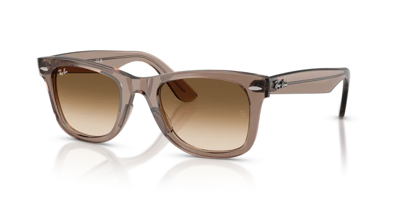 แว่นกันแดด Rayban Wayfarer Ease RB4340-682751 Transparent Light Brown Clear To Brown Gradient แว่นกันแดด Rayban RB4340-682751 มุมเฉียง สีน้ำตาลอ่อนโปร่งใส สำหรับทุกเพศ
