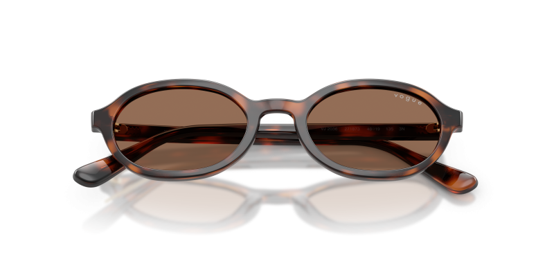 แว่นกันแดด Vogue VJ2036-271873 close-up ด้านหน้า