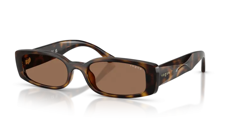 แว่นกันแดด Vogue VO5725SU-W65673 Dark Havana Dark Brown แว่นกันแดด Vogue VO5725SU-W65673 มุมเฉียง สีฮาวานาเข้ม สำหรับผู้หญิง