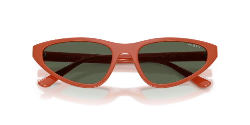 แว่นกันแดด Vogue VO5726SU-331071 close-up ด้านหน้า
