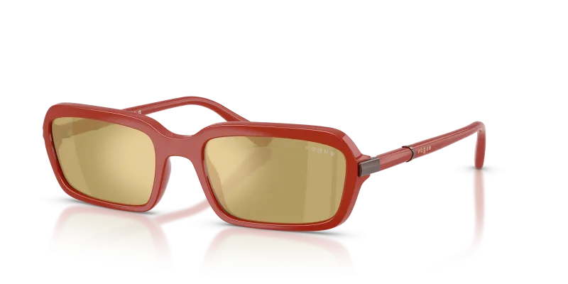 แว่นกันแดด Vogue VO5744S-3330O8 Full Red Olive Green Mirror Gold แว่นกันแดด Vogue VO5744S-3330O8 มุมเฉียง สีแดงเต็ม สำหรับผู้หญิง