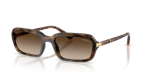 แว่นกันแดด Vogue VO5744S-W65613 มุมเฉียง สีฮาวานาเข้ม สำหรับผู้หญิง