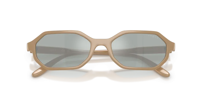 แว่นกันแดด Vogue VO5749S-33261N close-up ด้านหน้า