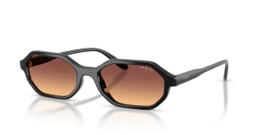 แว่นกันแดด Vogue VO5749S-W44/78 มุมเฉียง สีดำ สำหรับผู้หญิง