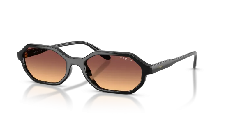 แว่นกันแดด Vogue VO5749S-W44/78 มุมเฉียง สีดำ สำหรับผู้หญิง