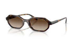 แว่นกันแดด Vogue VO5749S-W65613 มุมเฉียง สีฮาวานาเข้ม สำหรับผู้หญิง