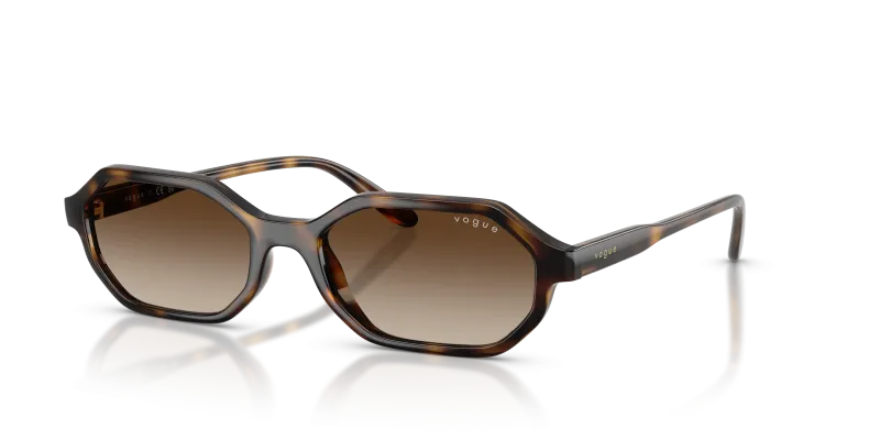 แว่นกันแดด Vogue VO5749S-W65613 Dark Havana Gradient Brown แว่นกันแดด Vogue VO5749S-W65613 มุมเฉียง สีฮาวานาเข้ม สำหรับผู้หญิง