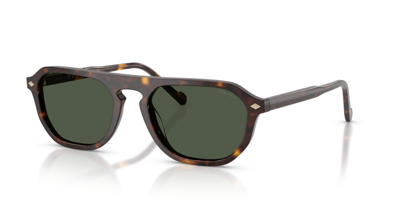 แว่นกันแดด Vogue VO5752S-W6569A มุมเฉียง สีฮาวานาเข้ม สำหรับผู้ชาย