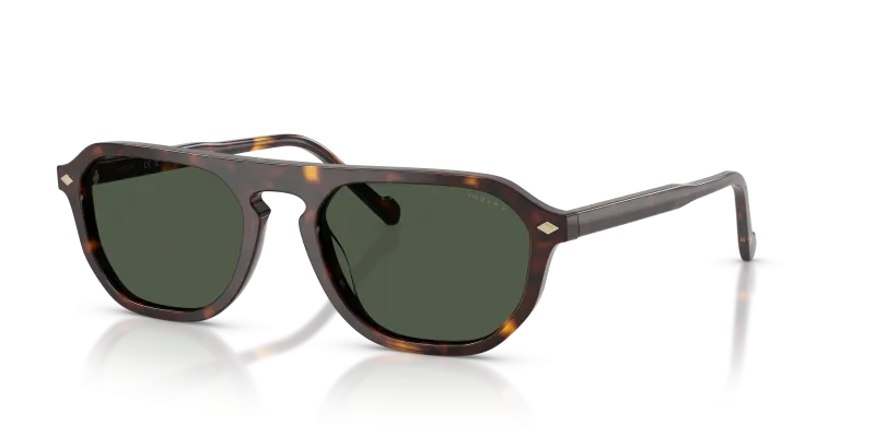 แว่นกันแดด Vogue VO5752S-W6569A Dark Havana Dark Green Polarized แว่นกันแดด Vogue VO5752S-W6569A มุมเฉียง สีฮาวานาเข้ม สำหรับผู้ชาย