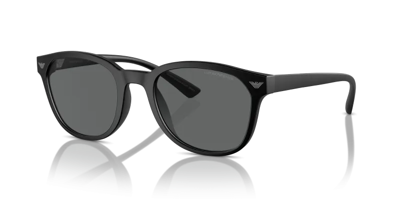 แว่นกันแดด Emporio Armani EA4225U-500187 มุมเฉียง สีดำด้าน สำหรับผู้ชาย