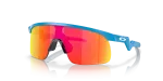 แว่นกันแดด Oakley Resistor OJ9010-05 Sky Blue Prizm Ruby แว่นกันแดด Oakley OJ9010-05 มุมเฉียง ฟ้าสีคราม สำหรับเด็กผู้ชาย