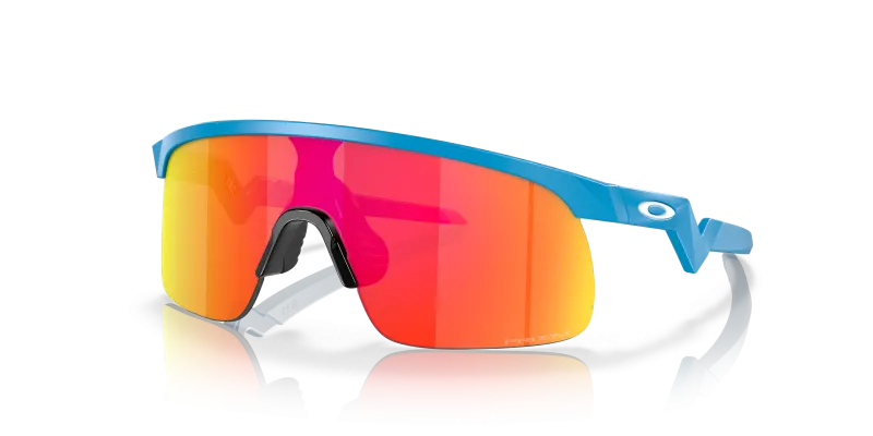 แว่นกันแดด Oakley Resistor OJ9010-05 Sky Blue Prizm Ruby แว่นกันแดด Oakley OJ9010-05 มุมเฉียง ฟ้าสีคราม สำหรับเด็กผู้ชาย