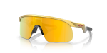 แว่นกันแดด Oakley Resistor OJ9010-08 Gold Prizm 24K แว่นกันแดด Oakley OJ9010-08 มุมเฉียง สีทองโอลิมปิก สำหรับเด็กผู้ชาย