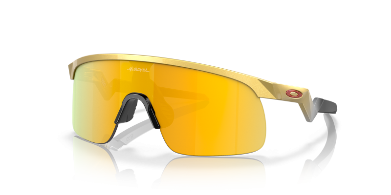 แว่นกันแดด Oakley Resistor OJ9010-08 Gold Prizm 24K แว่นกันแดด Oakley OJ9010-08 มุมเฉียง สีทองโอลิมปิก สำหรับเด็กผู้ชาย