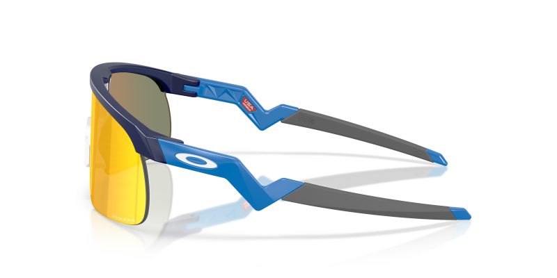 แว่นกันแดด Oakley OJ9010-34 มุมข้าง ขาแว่นสี Matte Sapphire