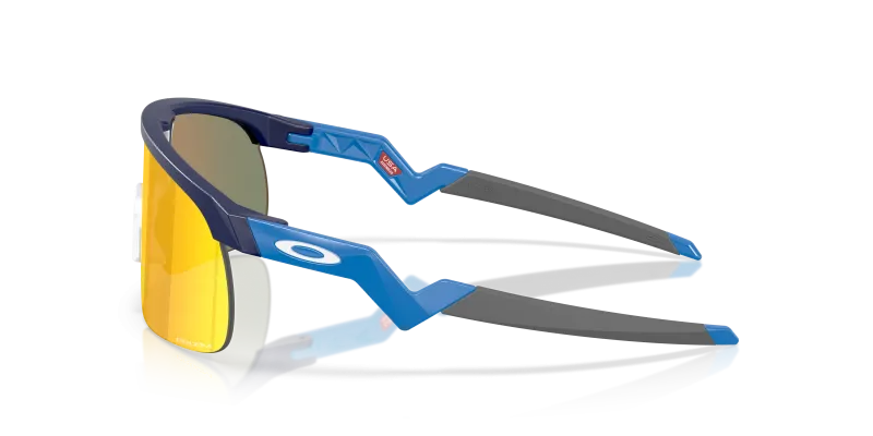 แว่นกันแดด Oakley OJ9010-34 มุมข้าง ขาแว่นสี Matte Sapphire