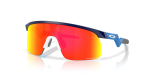 แว่นกันแดด Oakley OJ9010-34 มุมเฉียง สีกรมท่าด้าน สำหรับเด็กผู้ชาย