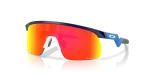 แว่นกันแดด Oakley Resistor OJ9010-34 Matte Navy Prizm Ruby แว่นกันแดด Oakley OJ9010-34 มุมเฉียง สีกรมท่าด้าน สำหรับเด็กผู้ชาย