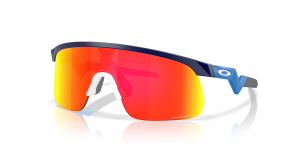 แว่นกันแดด Oakley OJ9010-34 มุมเฉียง สีกรมท่าด้าน สำหรับเด็กผู้ชาย