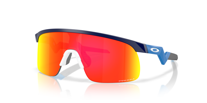 แว่นกันแดด Oakley OJ9010-34 มุมเฉียง สีกรมท่าด้าน สำหรับเด็กผู้ชาย