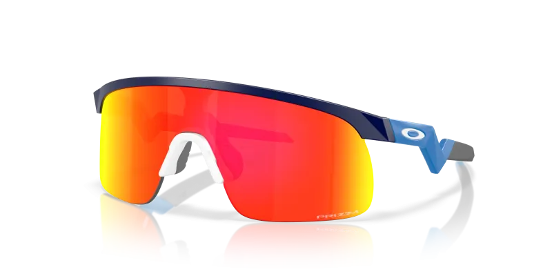 แว่นกันแดด Oakley Resistor OJ9010-34 Matte Navy Prizm Ruby แว่นกันแดด Oakley OJ9010-34 มุมเฉียง สีกรมท่าด้าน สำหรับเด็กผู้ชาย